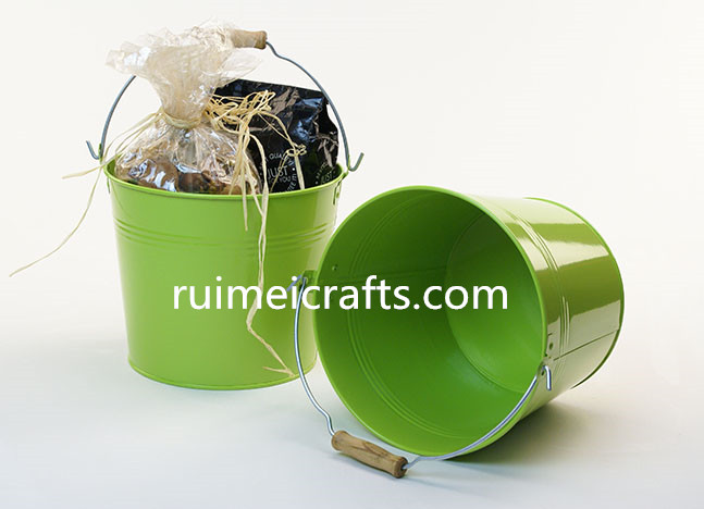 paint bucket with handle for snack.jpg