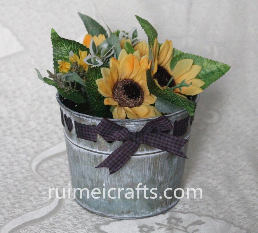 powder coated antique metal planter with ribbon.JPG