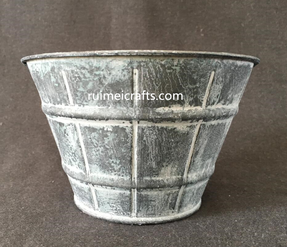 vintage tin pot for storage.JPG